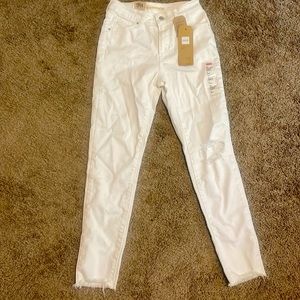 Brand new, never worn stylish white high rise skinny Levi jeans!